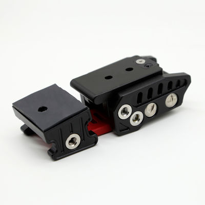 Verbeter je Jeep Wrangler JK 07 off-road prestaties met Black Red Hood Lock Kit