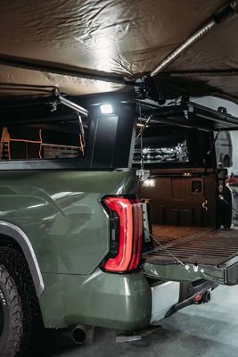 Zwarte Toyota Tundra pickup beddek met kofferbak en aluminium constructie