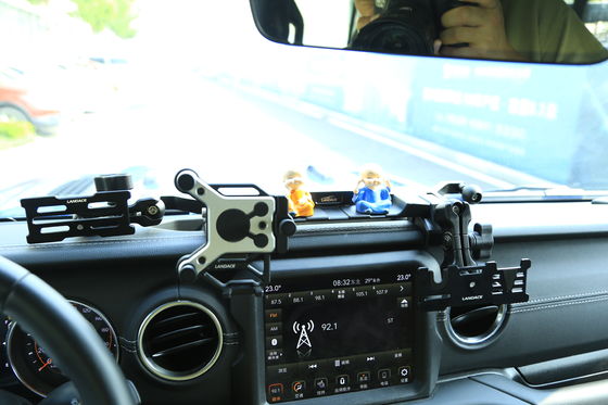Hard anodiserende afwerking Voertuig mobiele telefoonhouder voor Jeep Center Console Bracket