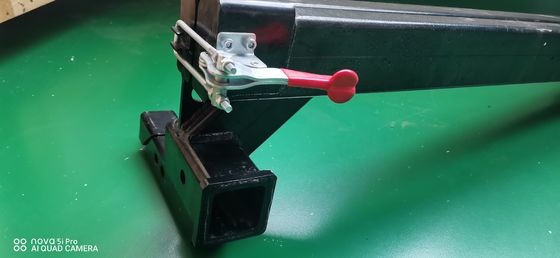 Buitenaards zwart reservewieldrager ontworpen en vervaardigd door Custom Metal Fabrication