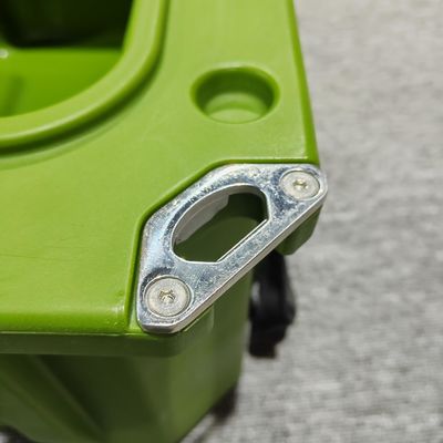 Handige eetstokjes/lepels opslaan op autodakrekken met harde gereedschapskist